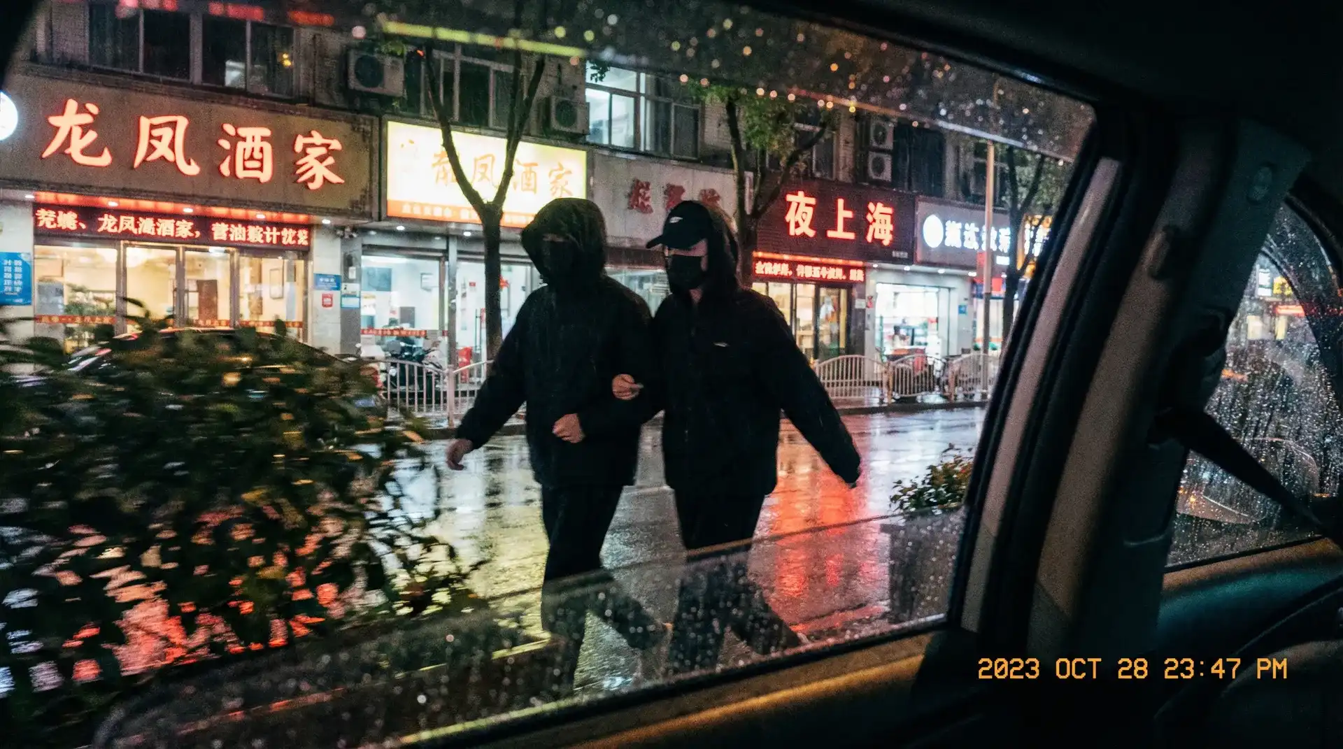 津门飞鹰 - 顶流明星深夜密会现场抓拍照片